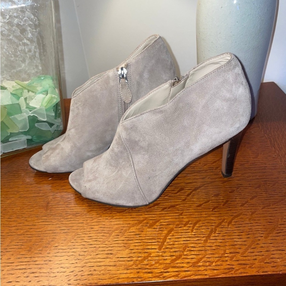 Franco Sarto Elegant Taupe Peep-Toe Heels​​​​